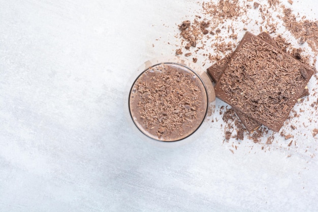 Foto gratuita tazza di caffè e barretta di cioccolato con cacao in polvere. foto di alta qualità