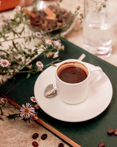 一杯のコーヒーとテーブルの上のコーヒー豆