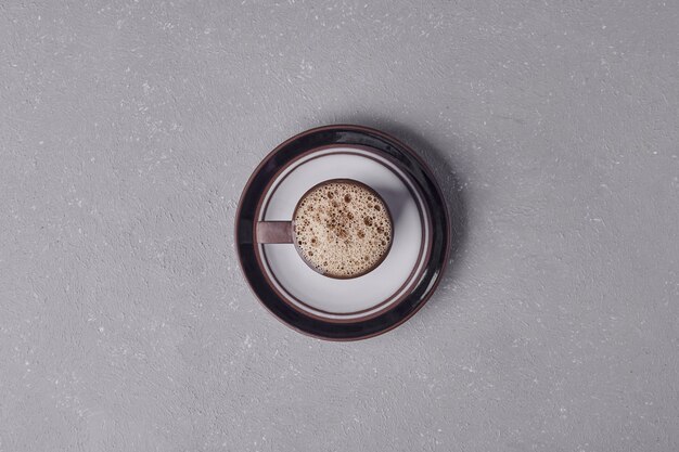 装飾的な受け皿、上面図のコーヒーのカップ。