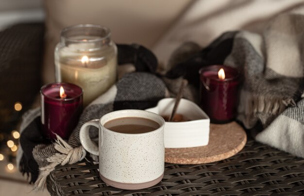 가정 장식 세부 사항과 함께 커피 한잔. 가정의 편안함 개념.