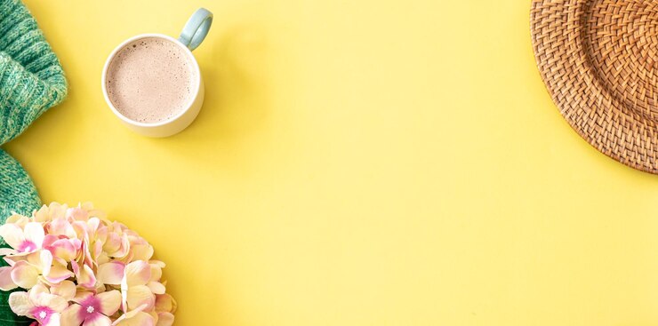 一杯のコーヒーの花と黄色の背景のフラット レイアウトのニット要素