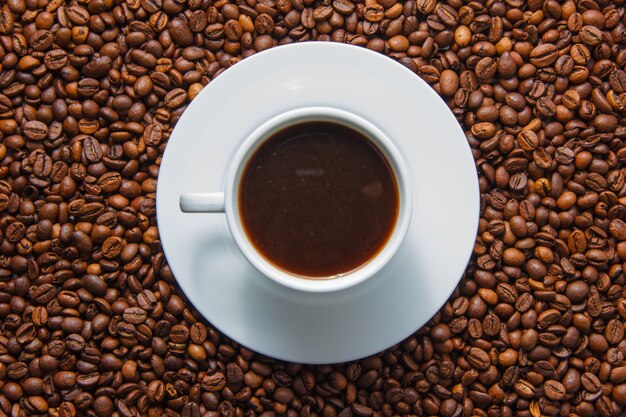 배경에 원두 커피와 커피 평면도의 컵