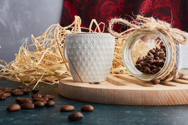 Foto gratuita una tazza di caffè in un piattino bianco.