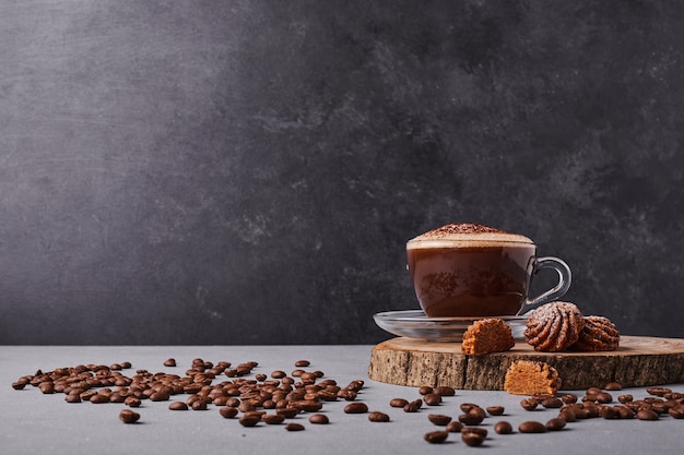 周りにアラビカ豆が入った一杯のコーヒー。