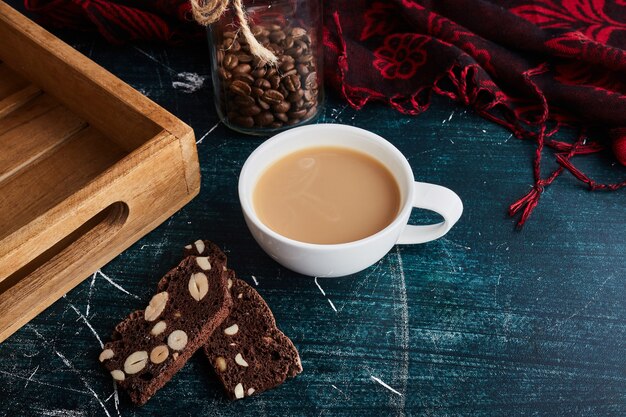 一杯のコーヒーとチョコレートのかけら。