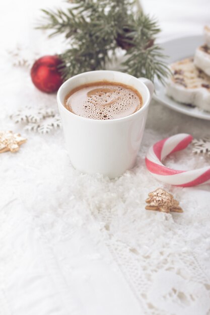 クリスマスの装飾とコーヒーのカップ