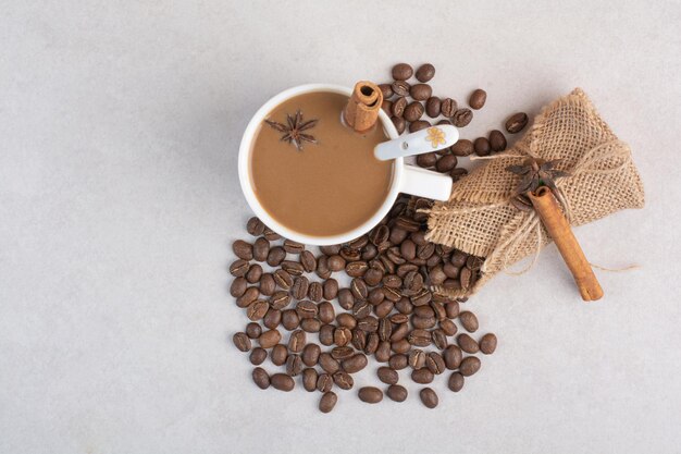 계 피 스틱 및 대리석 백그라운드에 원두 커피와 커피 한잔. 고품질 사진