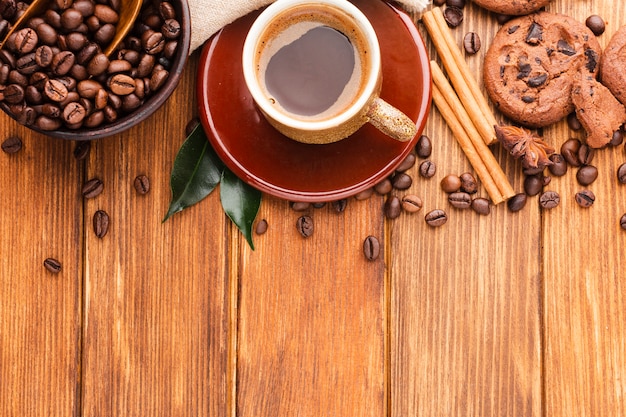 Free photo cup of coffee with cookies on the table