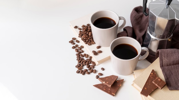 Foto gratuita tazza di caffè con delizioso cioccolato