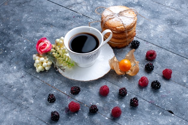 https://img.freepik.com/free-photo/cup-coffee-with-different-berries-creamy-sandwich-cookies-grey-berry-fruit-coffee-drink_140725-32045.jpg