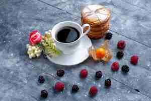 Foto gratuita tazza di caffè con diversi frutti di bosco e biscotti sandwich cremosi su grigio, bevanda al caffè di frutti di bosco