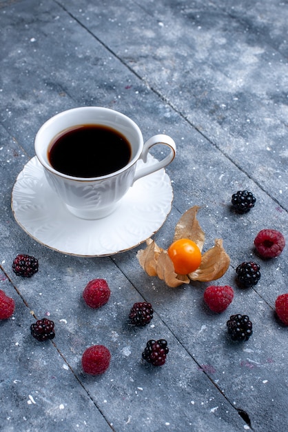 чашка кофе с разными ягодами на сером, ягодно-фруктовом кофе