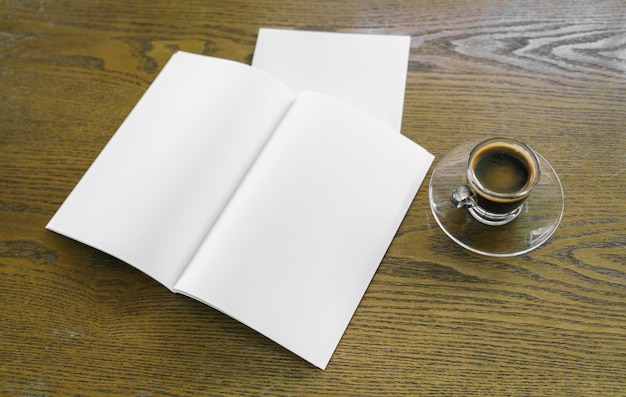 Foto gratuita tazza di caffè con le lettere successive e un notebook