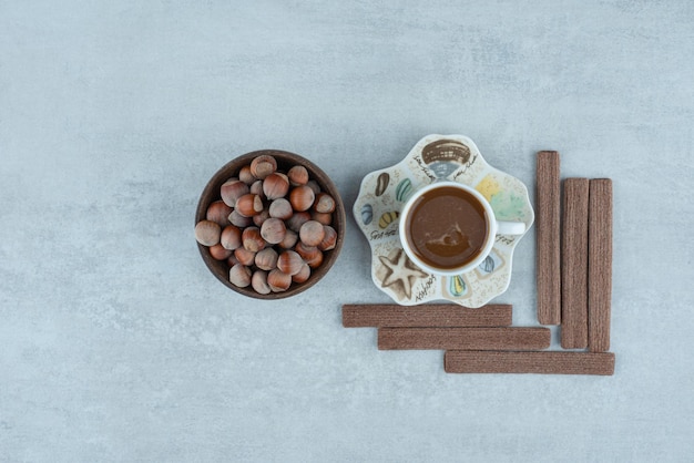 さまざまなナッツとクッキーが入った一杯のコーヒー