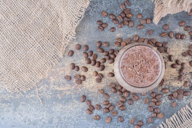 나무 보드에 원두 커피와 맛있는 커피 한잔. 고품질 사진