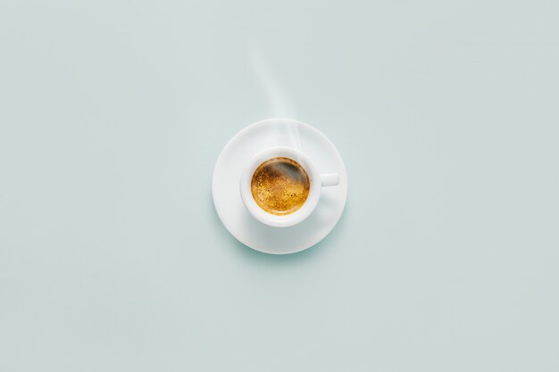 Чашка свежесваренного кофе в чашке