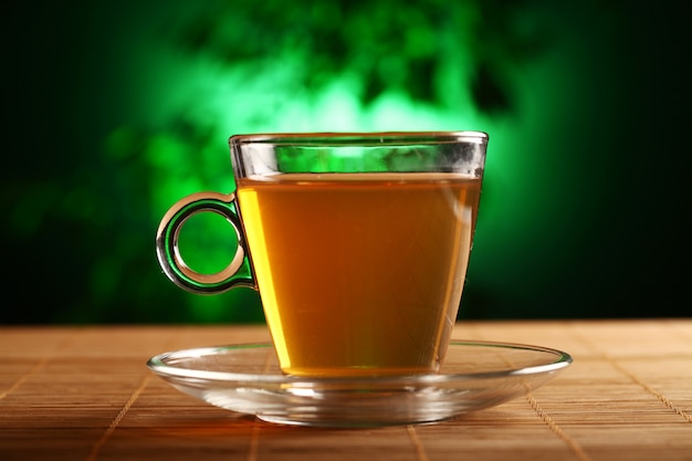 テーブルの上の緑茶のカップ