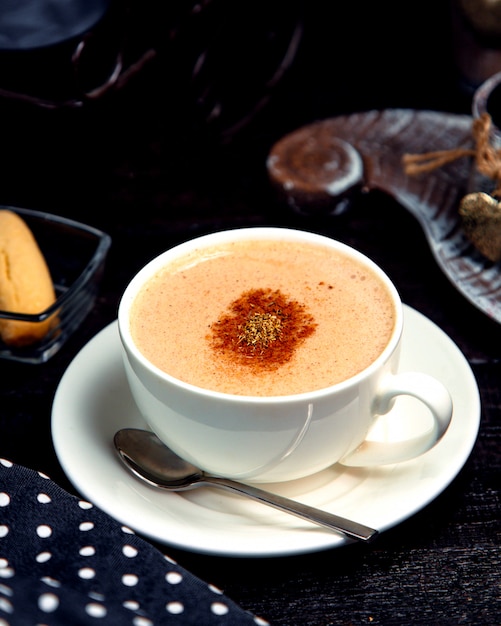 シナモンとホットカプチーノのカップ