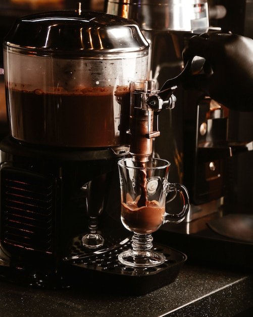 커피 머신에서 핫 초콜릿의 컵