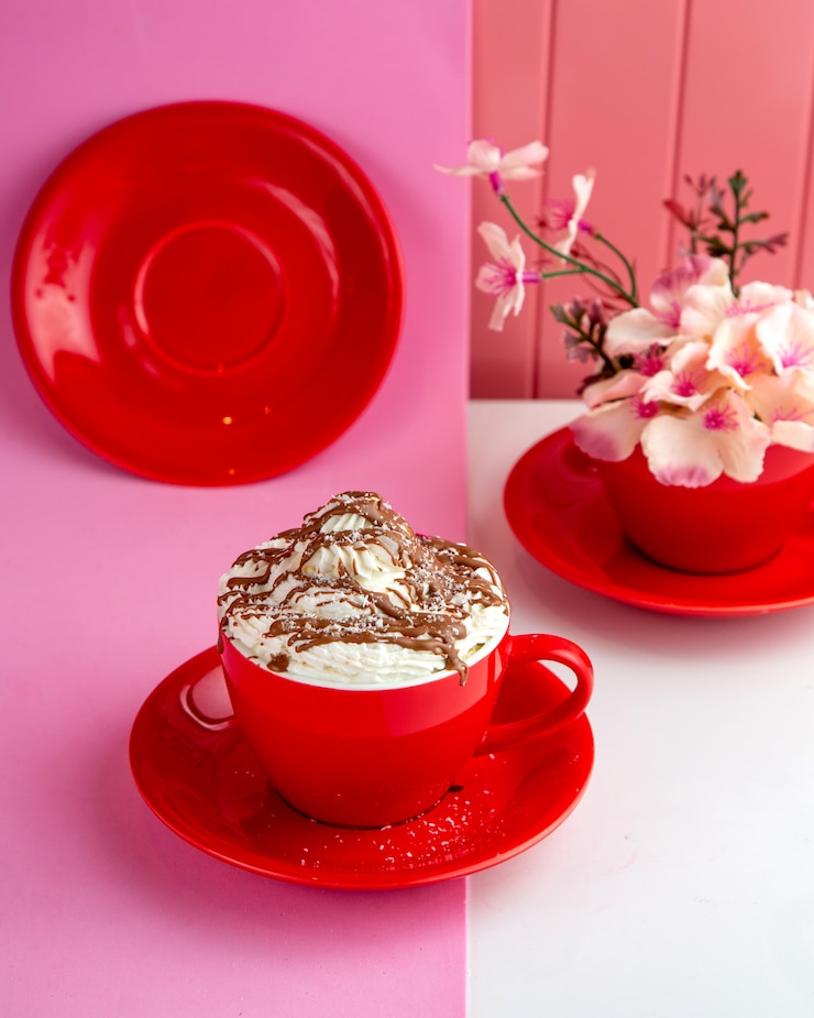 無料Photo ホイップクリームとチョコレートのホットチョコレートのカップ
