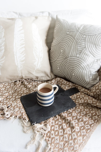 Foto gratuita tazza di caffè caldo sul divano