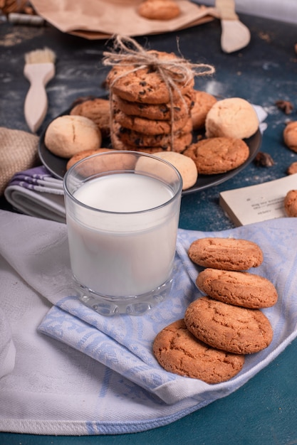 Foto gratuita tazza di latte e biscotti