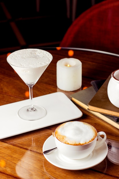 Бесплатное фото Чашка капучино и десерт в стакане