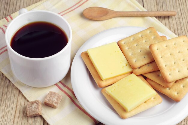 치즈와 테이블에 커피와 맛있는 크래커 쿠키 한 잔 프리미엄 사진