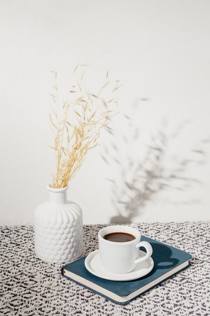 Бесплатное фото Чашка кофе с повесткой дня