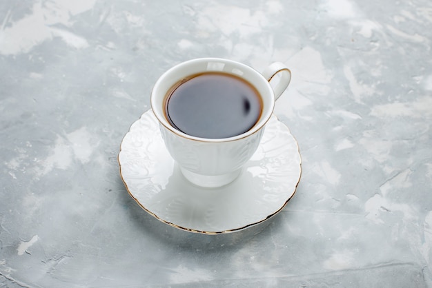 Бесплатное фото Чашка горячего чая внутри белая чашка на свете, чай пить сладкий