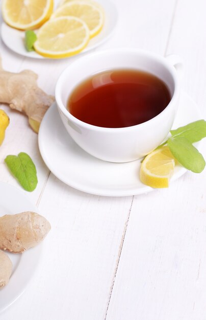 Бесплатное фото Чашка чая с ингредиентами