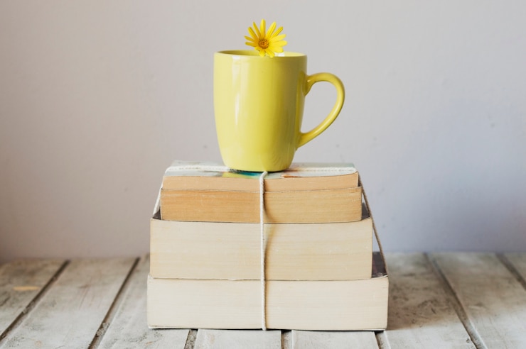Бесплатный Фотография кубок по стопке книг