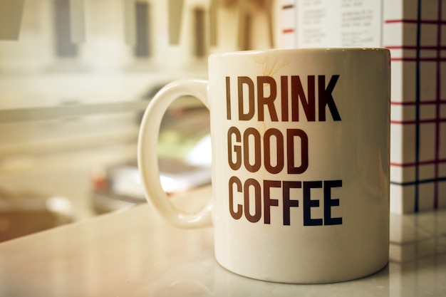 カフェのおいしいコーヒーのカップ。水平のコピースペース。トーニング