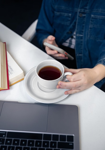 Tazza di tè nell'istruzione e nelle lezioni sul posto di lavoro dei bambini