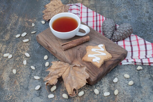 木の板にお茶、シナモン、ジンジャーブレッドのクッキーを。高品質の写真