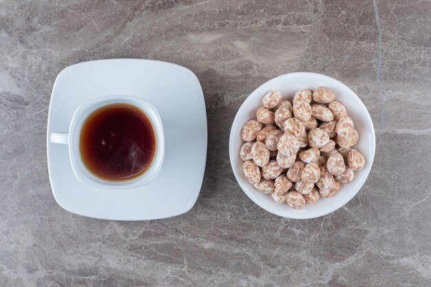 大理石の表面にお茶とお菓子を一杯