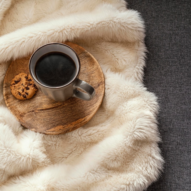 Free photo cup of tea and cookies