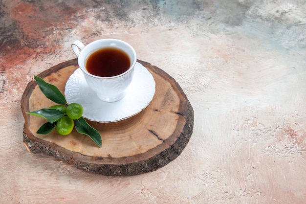 Foto gratuita tazza di tè su grigio