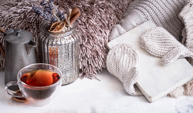 Foto gratuita una tazza di tè sul tavolo all'interno della casa