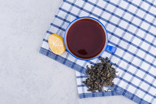 レモンスライスとテーブルクロスのお茶のカップ。高品質の写真