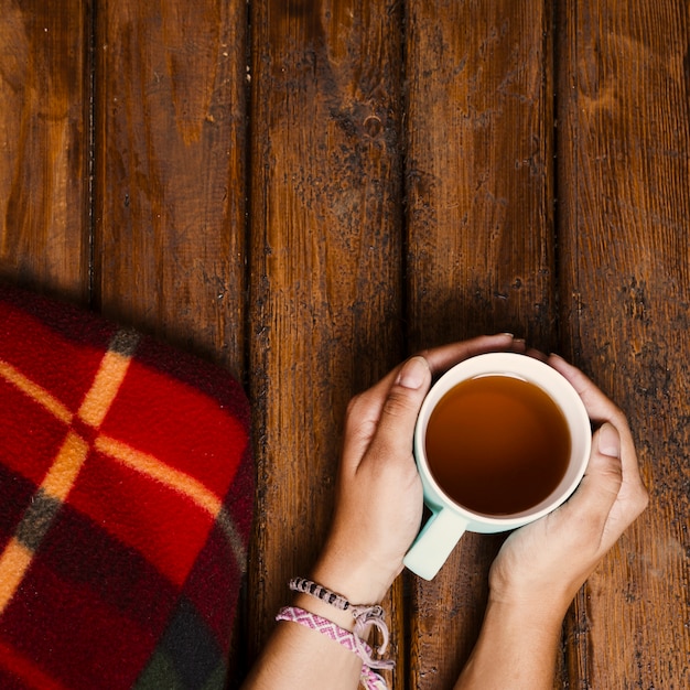 古い木の紅茶と冬の毛布のカップ