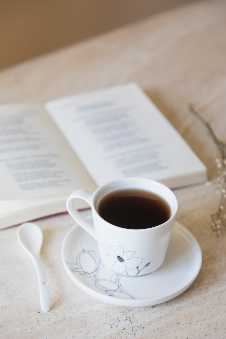 Free Photo cup of tea with book