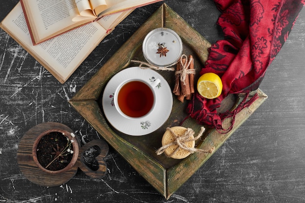 Una tazza di tè con biscotti e spezie.