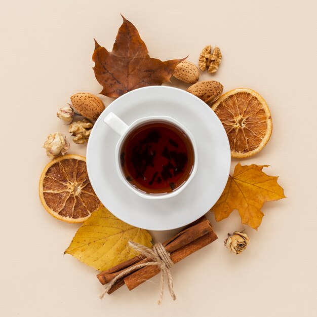 乾燥したオレンジのスライスと葉とお茶のカップ