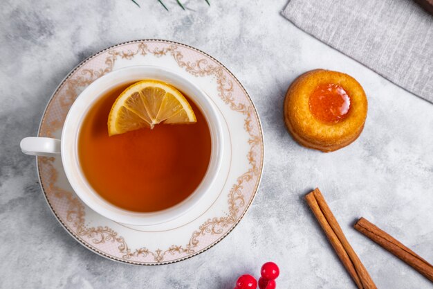 Чашка чая с домашним печеньем с абрикосовым вареньем. Фото высокого качества