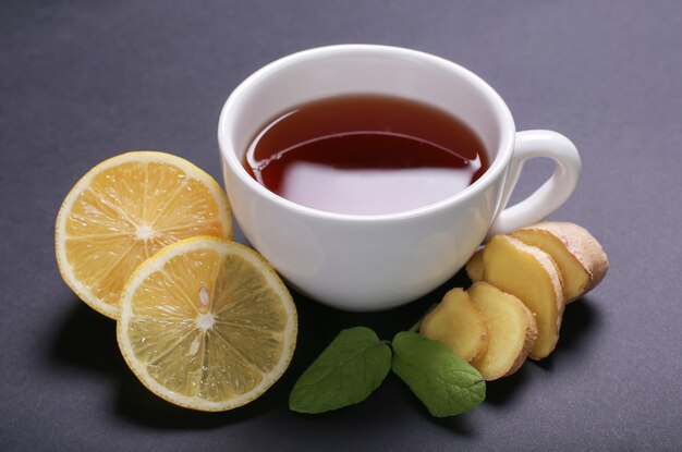Чашка чая с ингредиентами