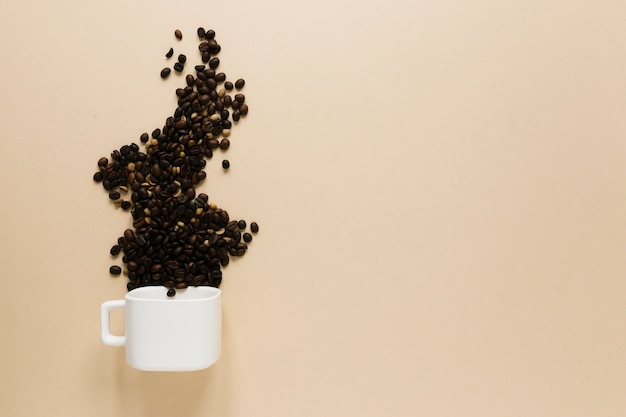 コーヒー豆とコピースペースカップ