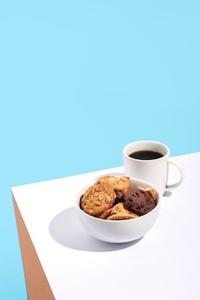 흰색 파란색 배경에 그릇에 커피, 쿠키와 컵. 평면도, 평면도.