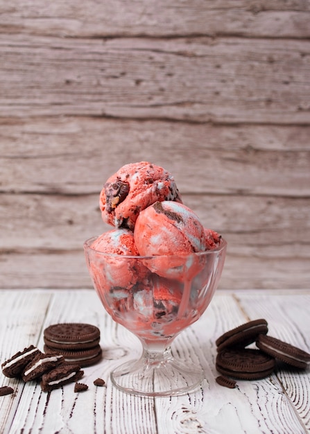 Foto gratuita coppa con delizioso gelato e biscotti