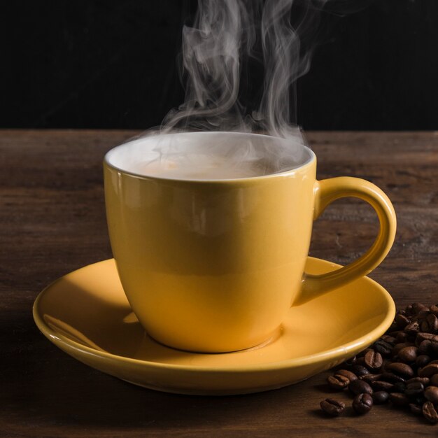 커피 콩 근처 뜨거운 음료 컵
